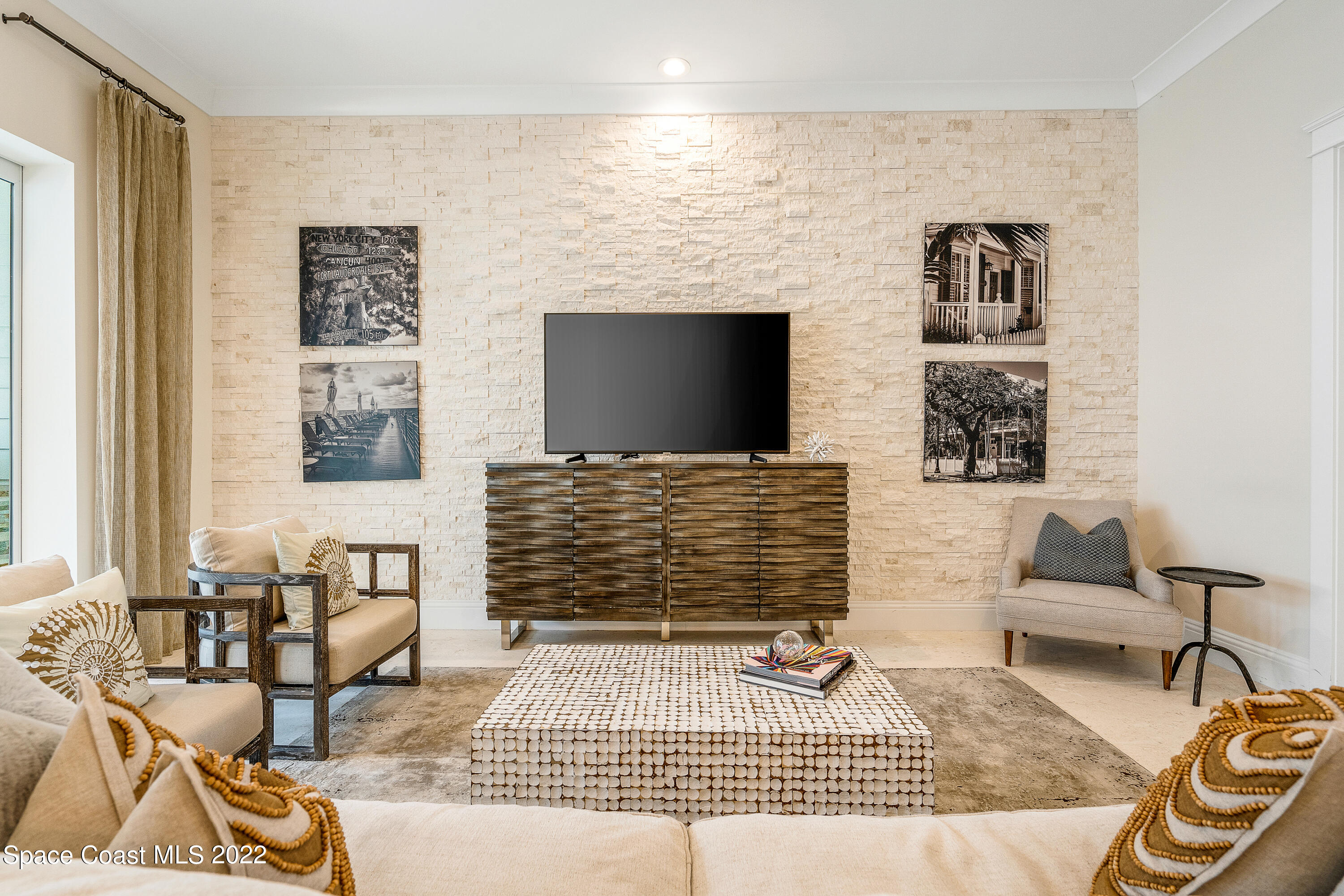 20 Strand Drive Vero Beach, FL 32963 - Photo 10 of 36 a living room with furniture