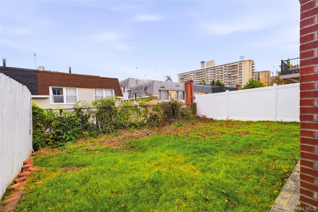 a view of a backyard