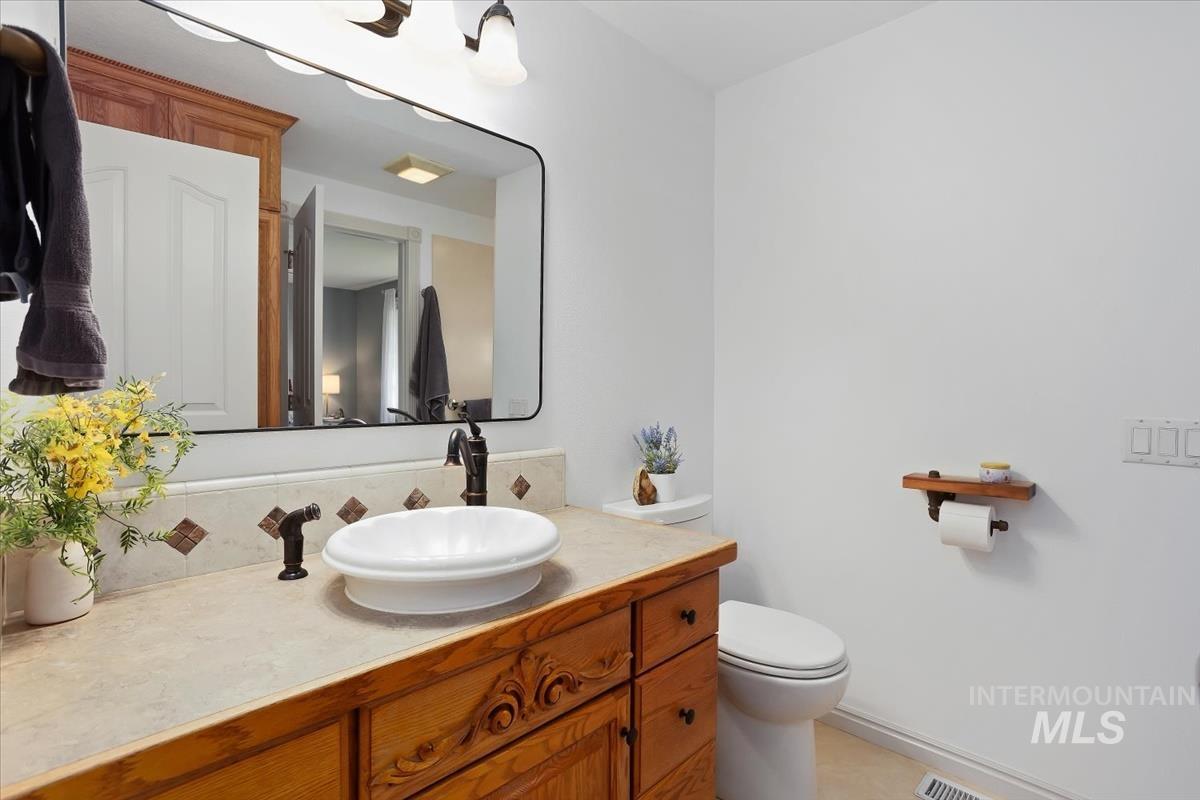 4870 North Farrow Street Boise, ID 83713 - Photo 14 of 40 Bathroom with toilet and vanity