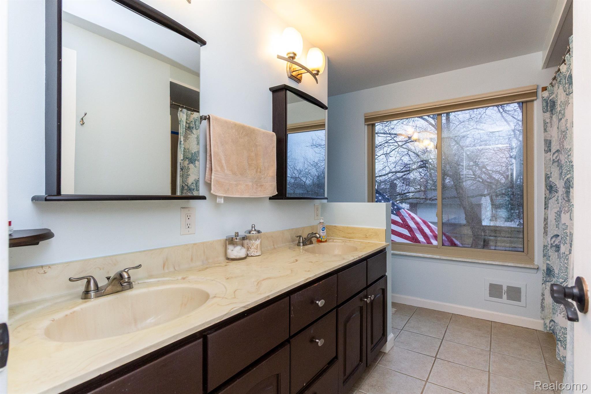 208 Robyn Canton, MI 48187 - Photo 20 of 36 Gallery Image 20