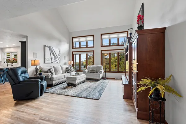$1,100,000 | 63 East Fox Point Drive, Appleton, WI 54911