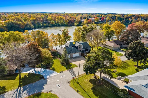 $1,100,000 | 63 East Fox Point Drive, Appleton, WI 54911