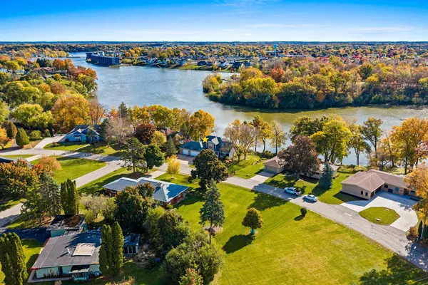 $1,100,000 | 63 East Fox Point Drive, Appleton, WI 54911