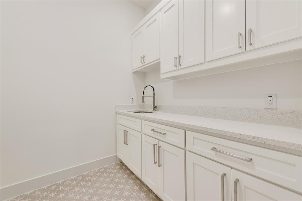 539 West Laureland Road Dallas, TX 75232 - Photo 20 of 37 a kitchen with white cabinets