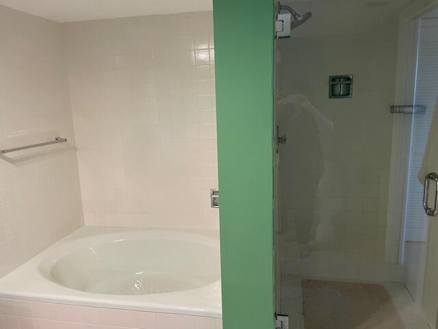 250 South Ocean Boulevard, Unit 11B Boca Raton, FL 33432 - Photo 17 of 47 a bathroom with a tub