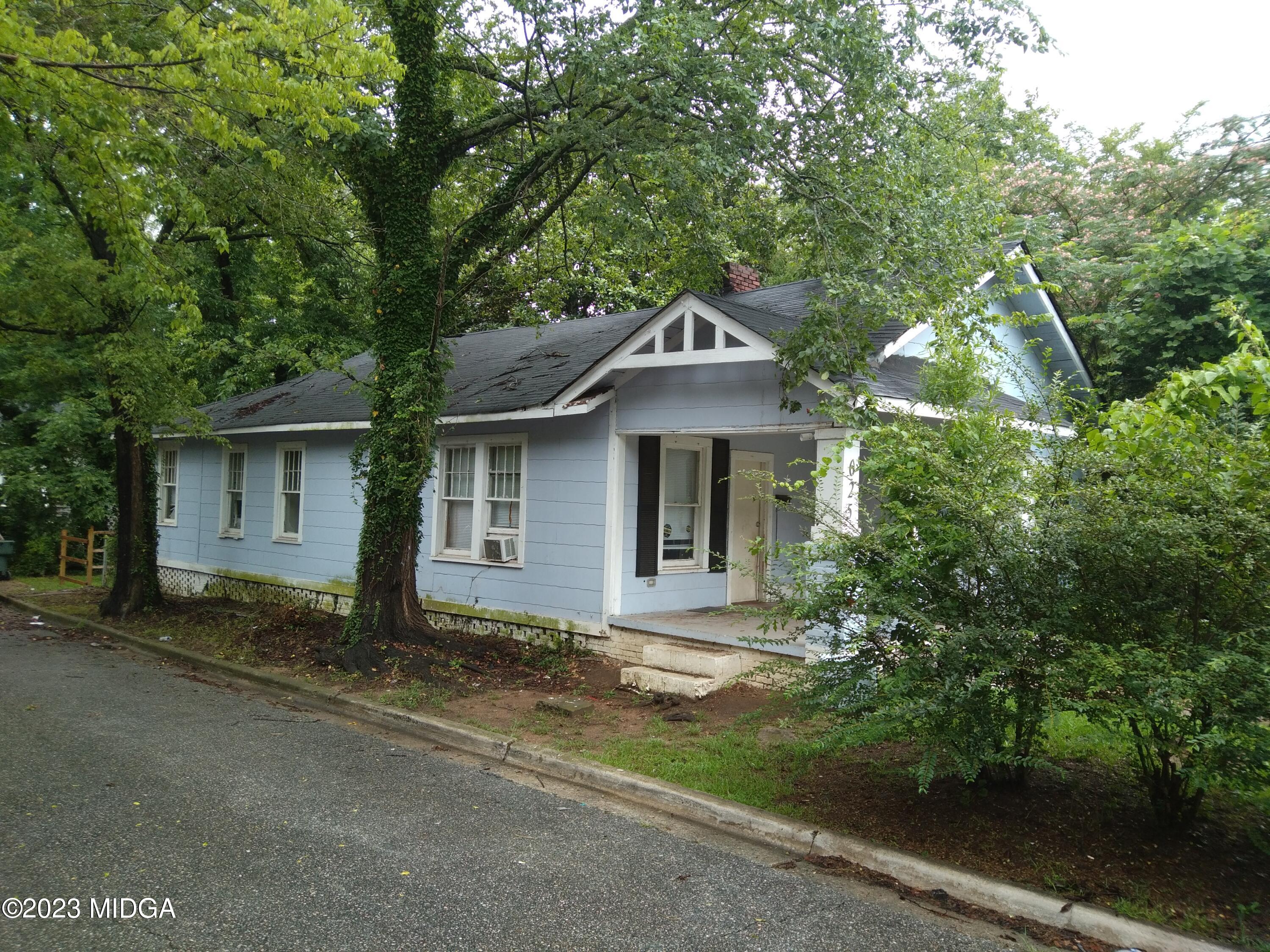 625 Anderson Street Macon, GA 31201 - Photo 3 of 5 front view of a house with a yard