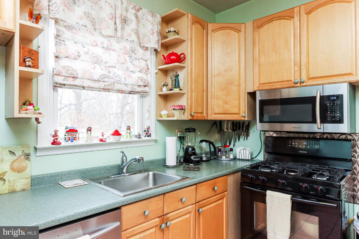 503 North Bend Road Baltimore, MD 21229 - Photo 16 of 47 Updated kitchen with maple cabinets