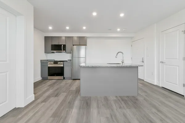 $2,325 | 585 Essex Street, Unit PH 509, Lynn, MA 01901