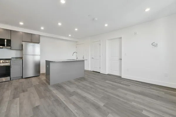 $2,325 | 585 Essex Street, Unit PH 509, Lynn, MA 01901