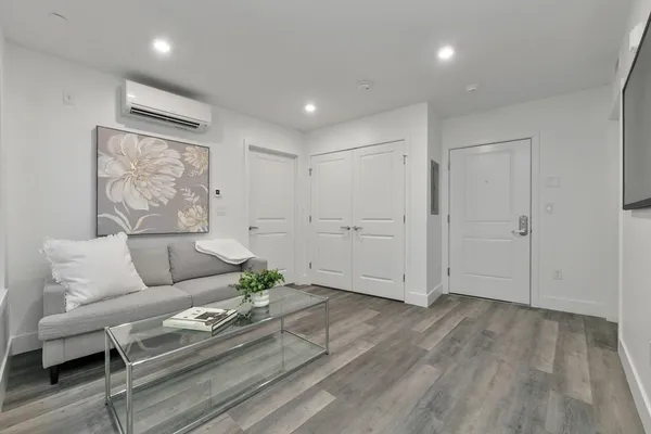 $2,325 | 585 Essex Street, Unit PH 509, Lynn, MA 01901