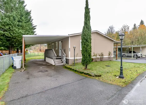 a view of a house with backyard