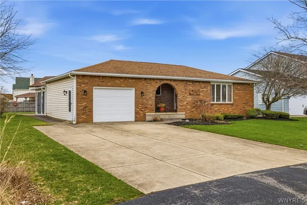 $364,999 | 6941 Rebecca Drive, Wheatfield, NY 14304