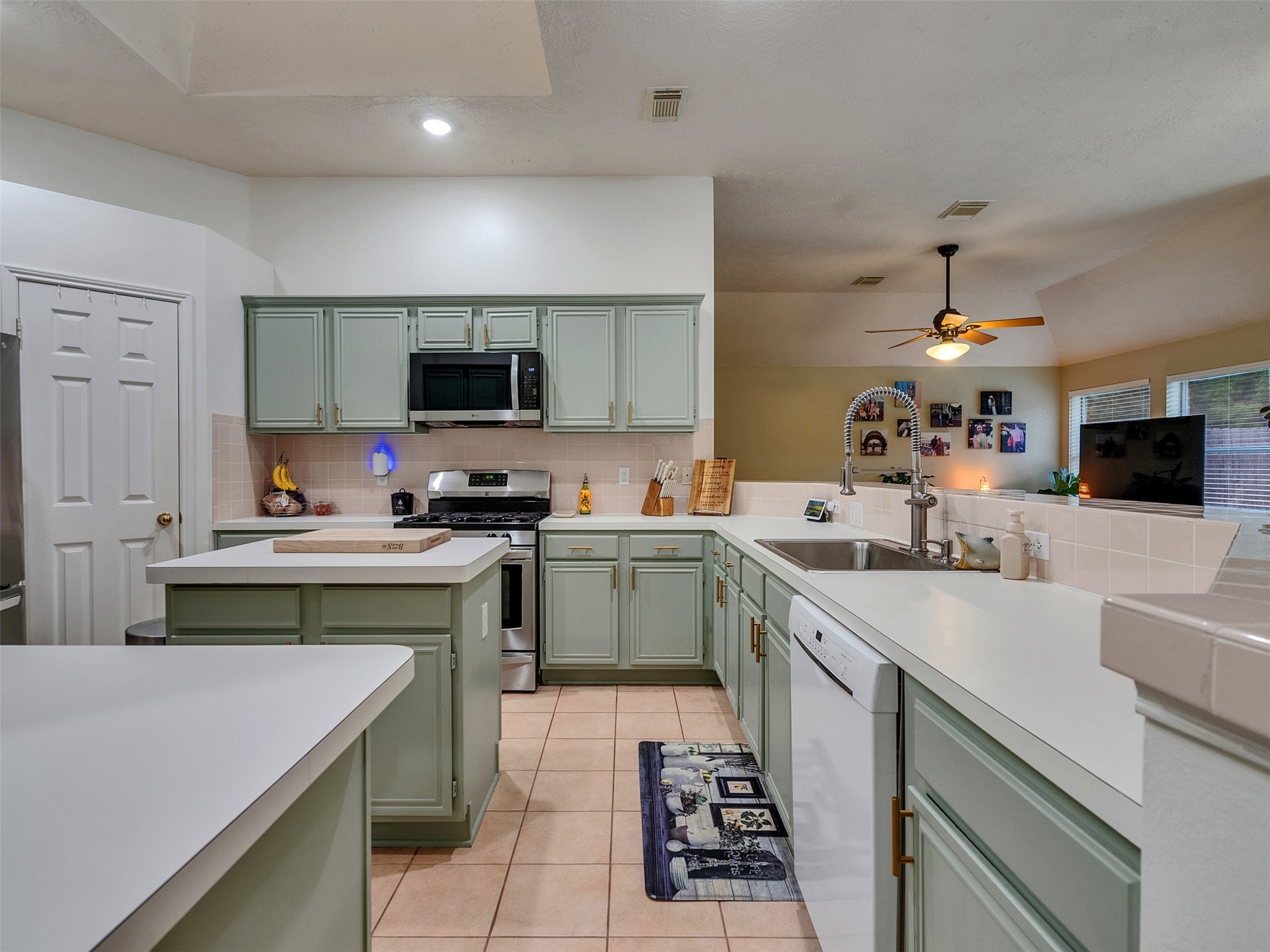 8806 Granite Gorge Drive Spring, TX 77379 - Photo 7 of 28 a kitchen with a sink stove and microwave