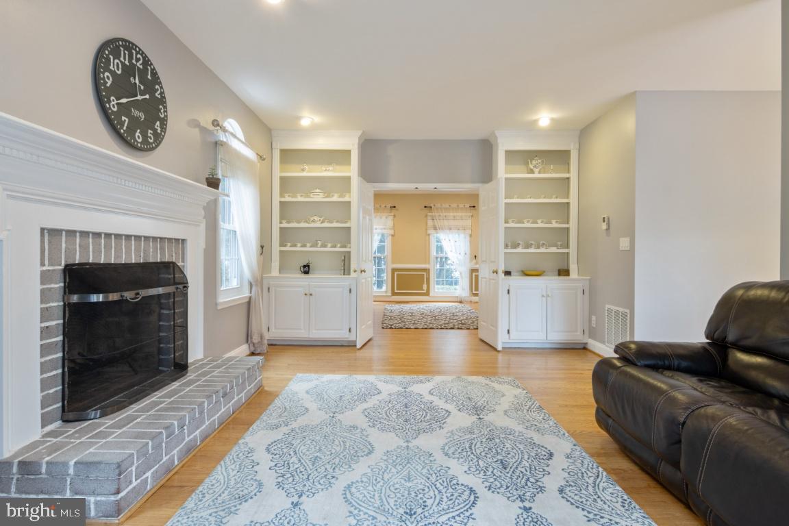 9717 Rugby Court Ellicott City, MD 21042 - Photo 18 of 59 Family room with built ins