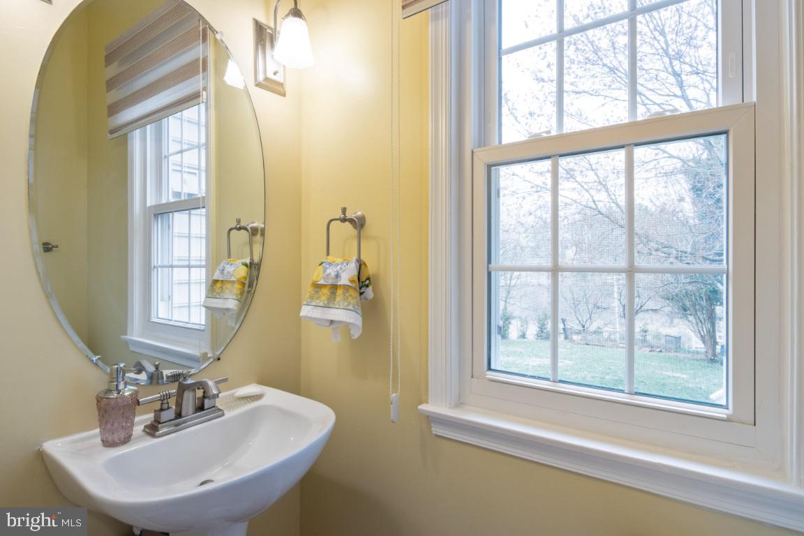 9717 Rugby Court Ellicott City, MD 21042 - Photo 19 of 59 Powder room