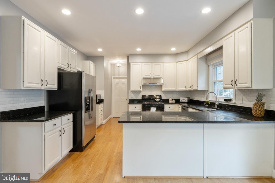 9717 Rugby Court Ellicott City, MD 21042 - Photo 10 of 59 Bright, updated kitchen