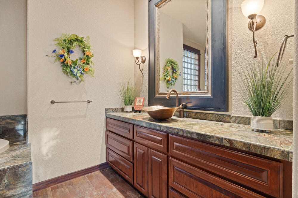 6012 Cooper's Hawk Road Klamath Falls, OR 97601 - Photo 30 of 58 Master Bath