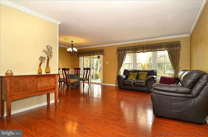 11 Treworthy Road Gaithersburg, MD 20878 - Photo 5 of 28 Living Room