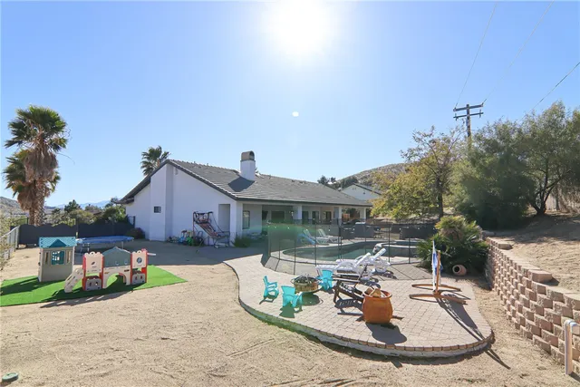 a view of a house with backyard