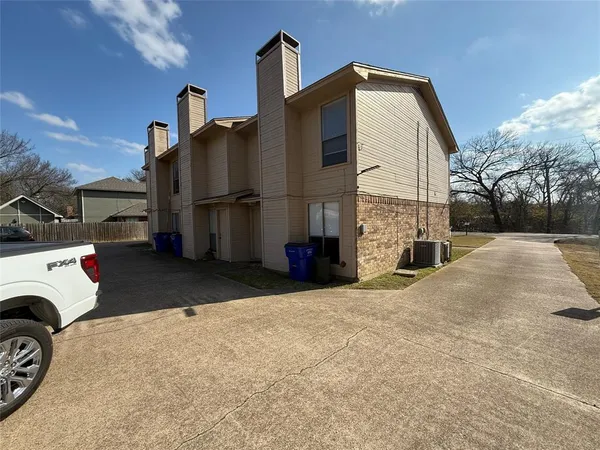 $1,300 | 422 West 4th Street, Kennedale, TX 76060