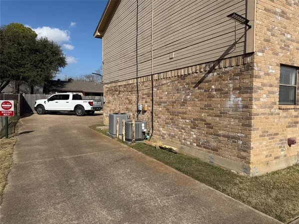 $1,300 | 422 West 4th Street, Kennedale, TX 76060