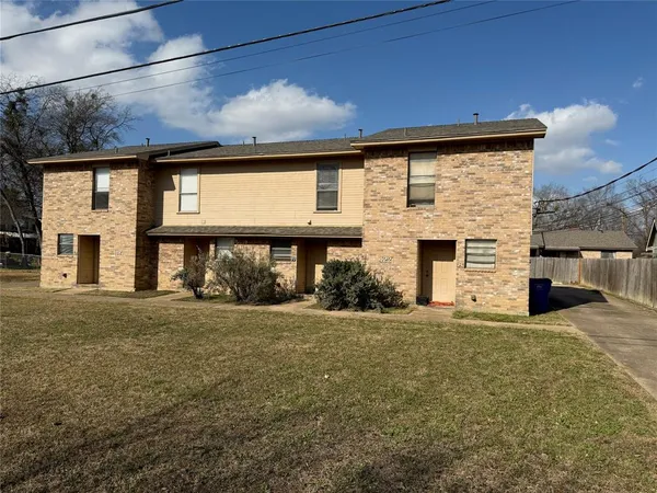$1,300 | 422 West 4th Street, Kennedale, TX 76060