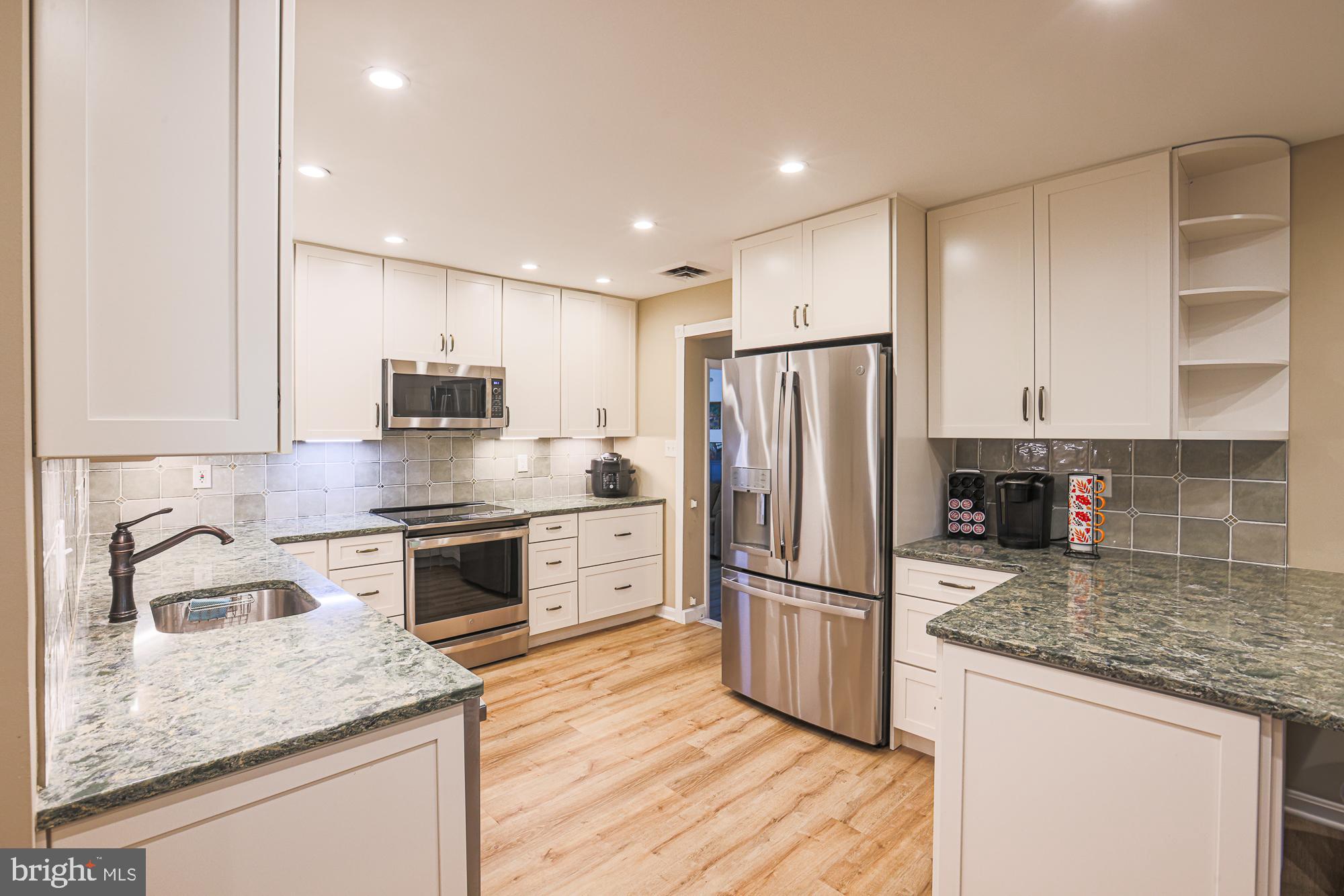 8425 Bussenius Road Pasadena, MD 21122 - Photo 17 of 33 Granite/Stainless/Custom Cabinets