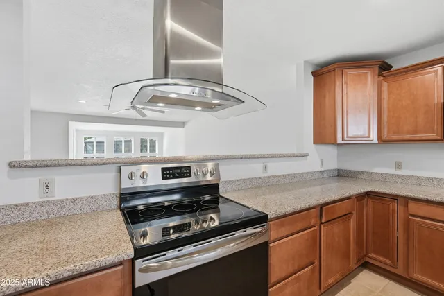 en empty room with windows and ceiling fan