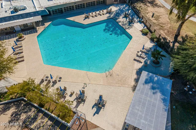 a tennis court that has tennis net