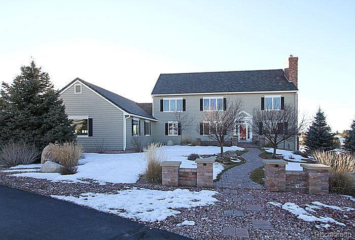 a view of a house with backyard