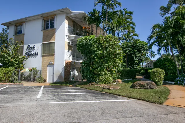 $129,000 | 4056 Lake Osborne Drive, Unit 15, Lake Worth, FL 33461