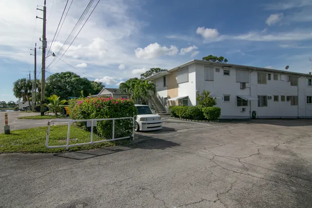 $129,000 | 4056 Lake Osborne Drive, Unit 15, Lake Worth, FL 33461