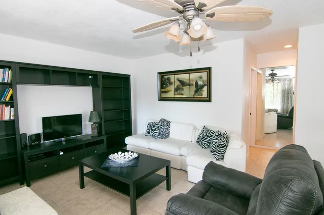 $129,000 | 4056 Lake Osborne Drive, Unit 15, Lake Worth, FL 33461
