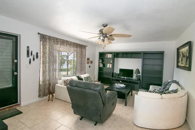 $129,000 | 4056 Lake Osborne Drive, Unit 15, Lake Worth, FL 33461