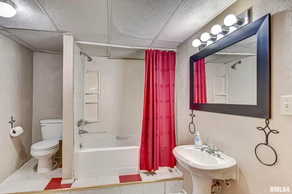 $174,900 | 624 North Pine Street, Taylorville, IL 62568