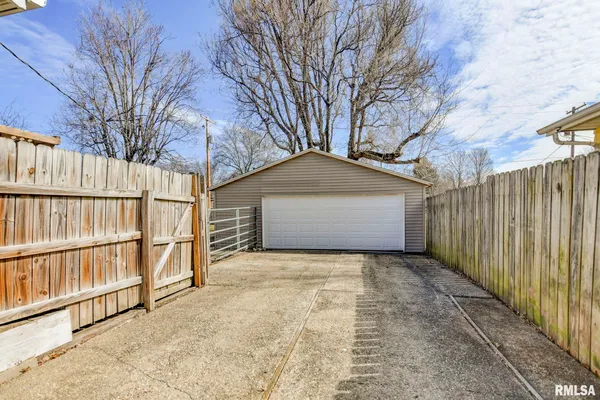 $174,900 | 624 North Pine Street, Taylorville, IL 62568