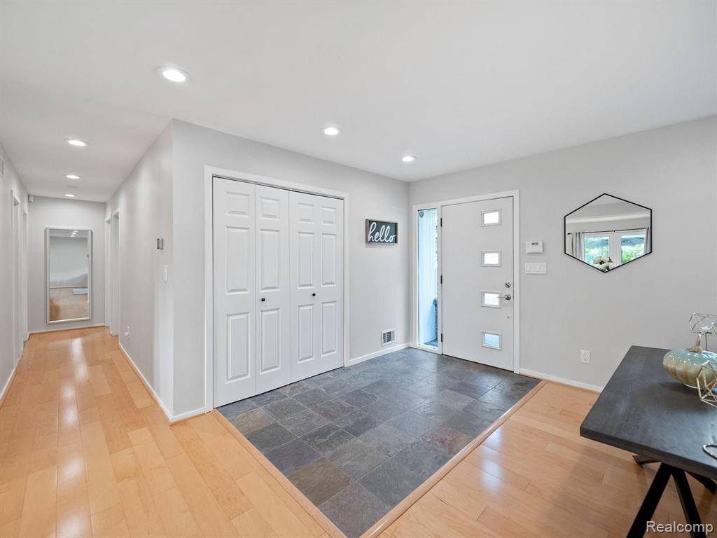 4252 Derry Road Bloomfield Hills, MI 48302 - Photo 3 of 36