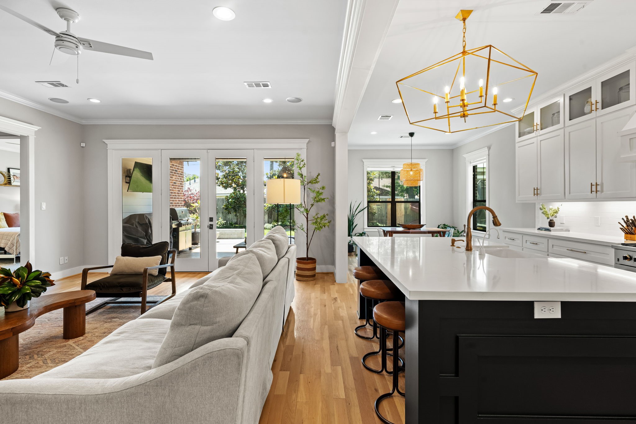 1013 Martin Street Houston, TX 77018 - Photo 14 of 46 Light-filled open concept kitchen seamlessly flows into the expansive family room & breakfast area, creating the ideal layout for gathering, hosting, & daily life.