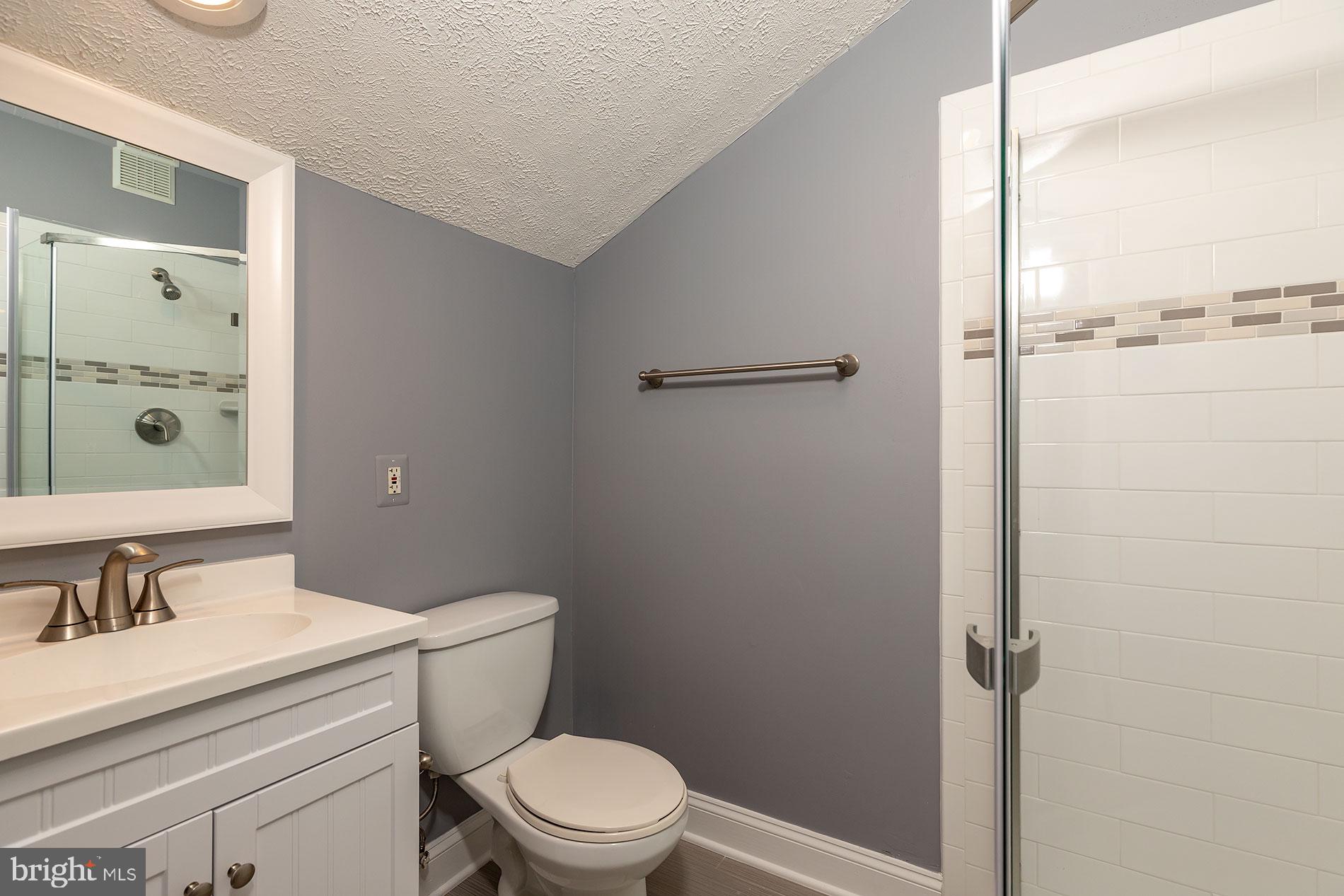 114 South Fox Road Sterling, VA 20164 - Photo 23 of 30 FULL BATH UPSTAIRS