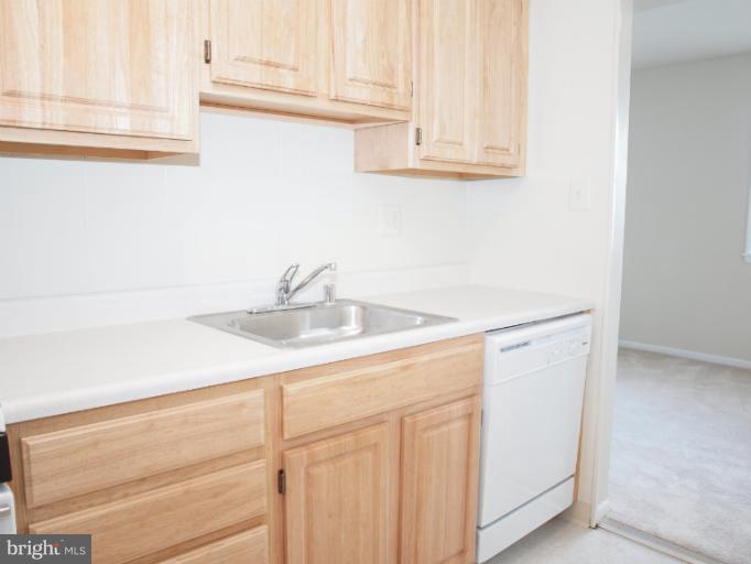 5111 8th Road South, Unit 412 Arlington, VA 22204 - Photo 7 of 10 Kitchen
