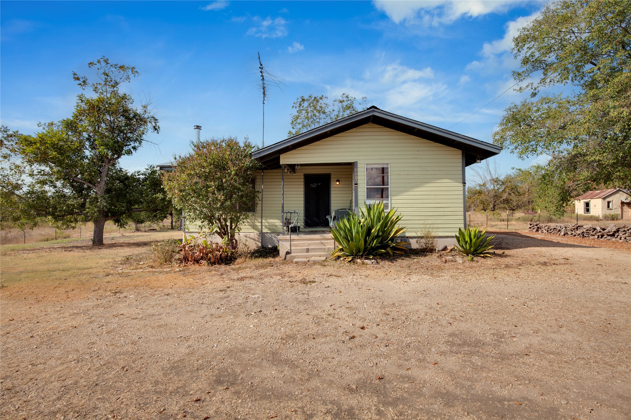 1607 East 4th Street Taylor, TX 76574 - Photo 24 of 32 Bungalow-style house with a porch