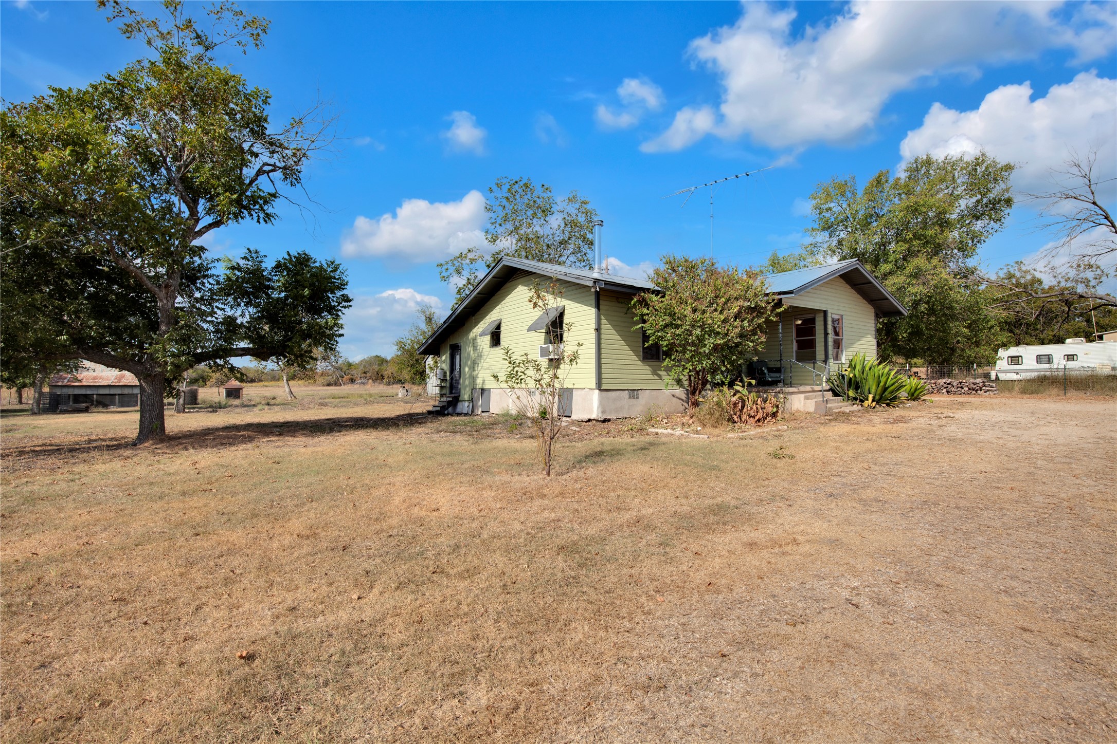 1607 East 4th Street Taylor, TX 76574 - Photo 25 of 32 View of side of property