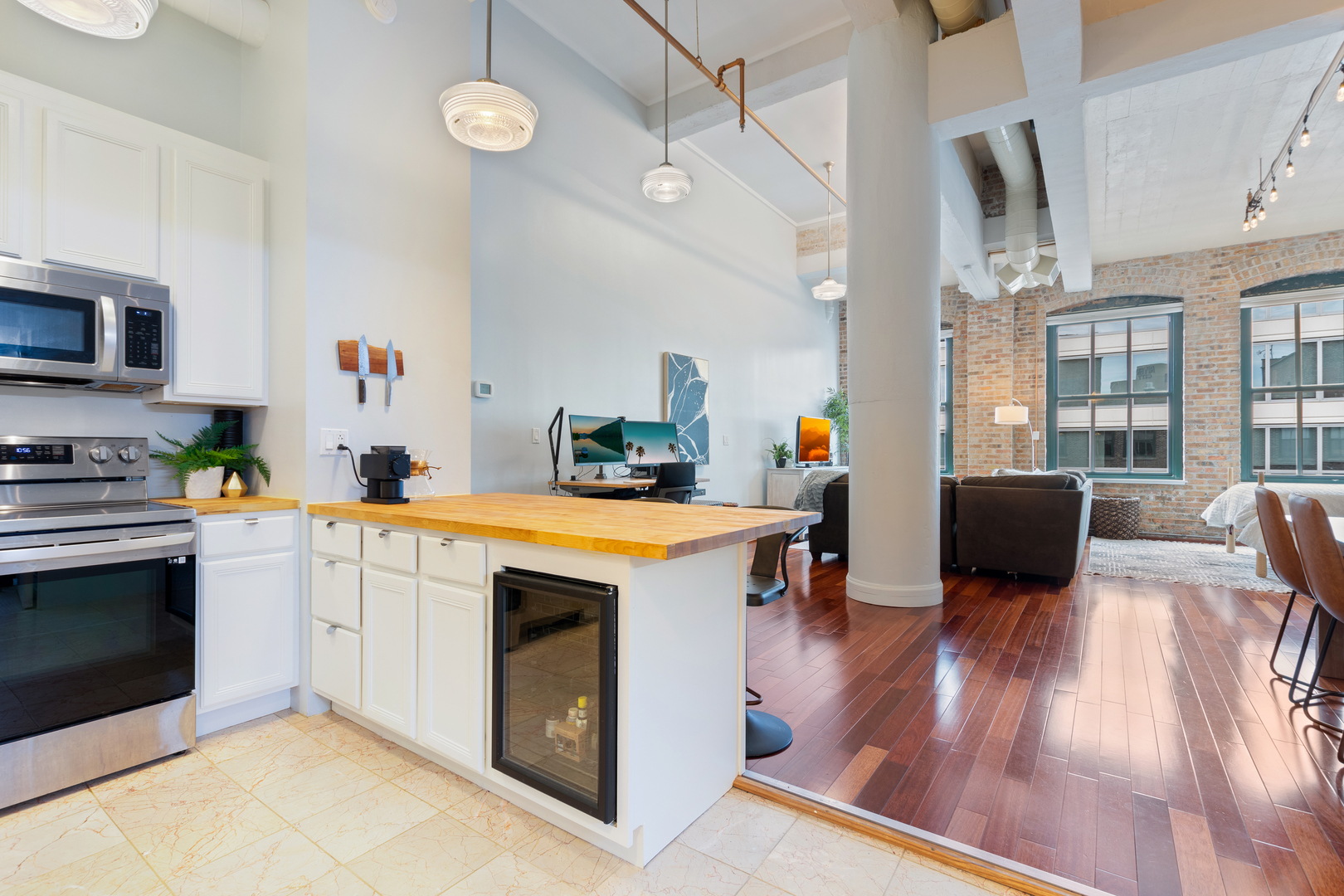 801 South Wells Street, Unit 1006 Chicago, IL 60607 - Photo 4 of 25 a kitchen with stove and cabinets