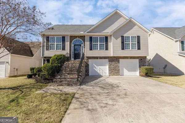 a view of a house with a yard