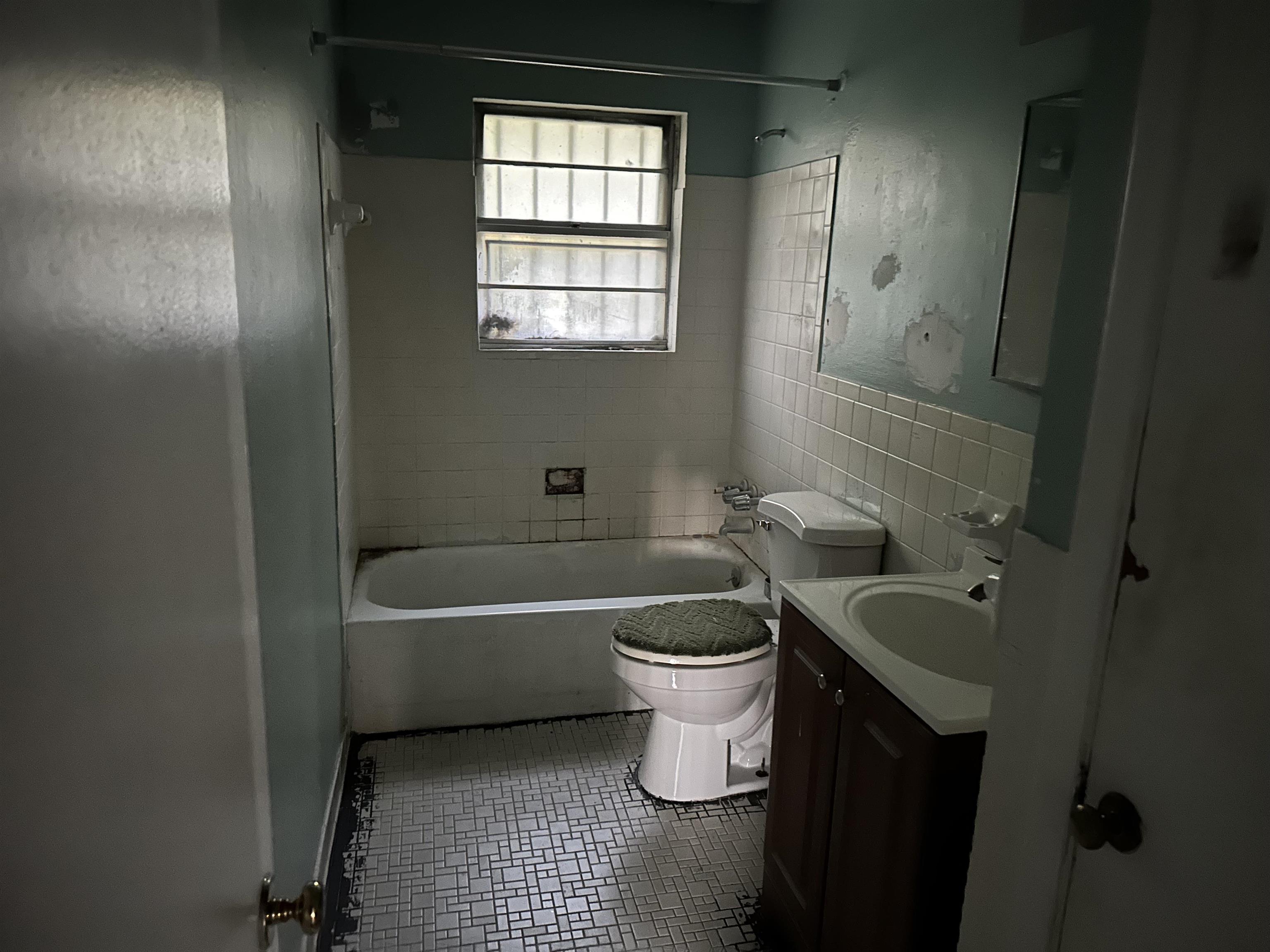 4850 Applestone Street Memphis, TN 38109 - Photo 3 of 9 a bathroom with a sink a toilet and bathtub