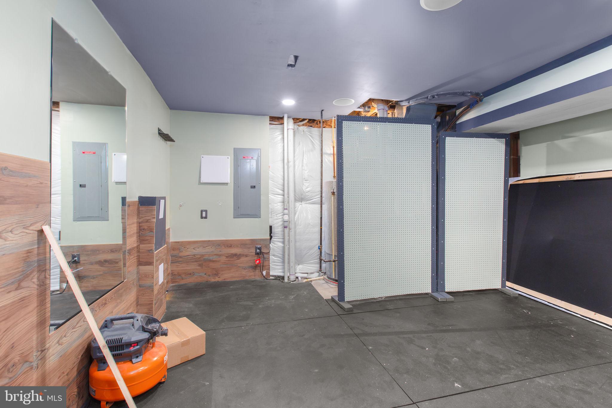 930 Forsythia Lane Stafford, VA 22554 - Photo 44 of 81 a room with gym equipment and a glass door