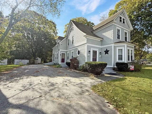 a view of a yard in front of house