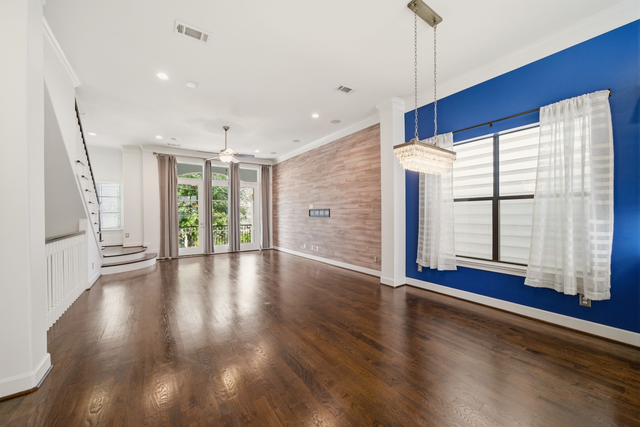 911 West Drew Street Houston, TX 77006 - Photo 12 of 44 a view of an empty room with wooden floor and a window