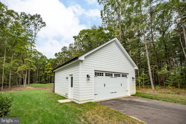 a view of a house with backyard