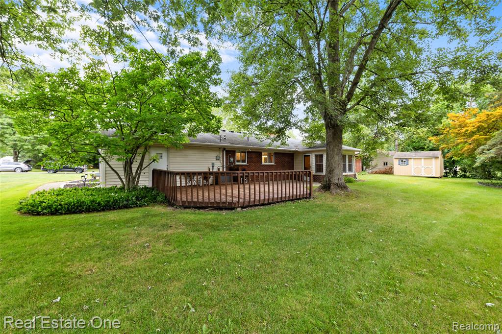 28257 New Castle Road Farmington Hills, MI 48331 - Photo 2 of 32